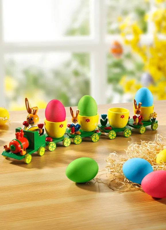 Markenprodukt Osterzug mit Waggons die als Eierbecher dienen
