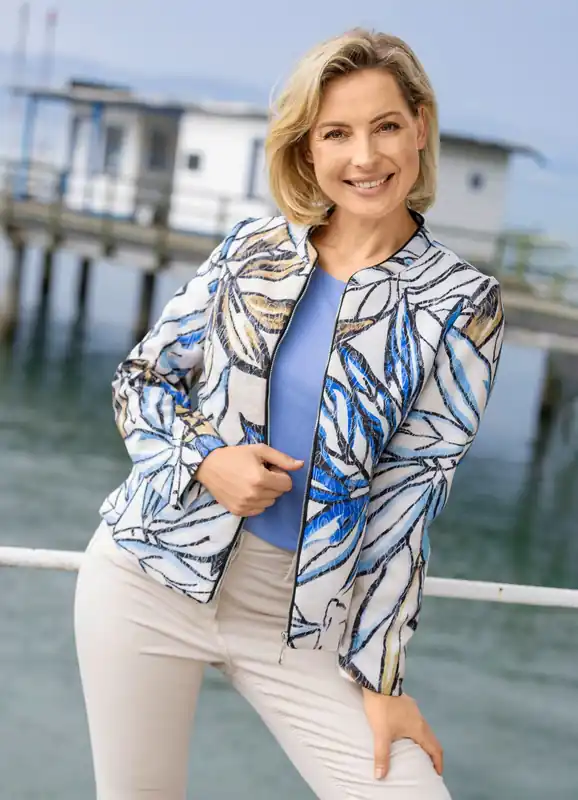 Neue Ware Kurzjacke mit eindrucksvollem Dessin